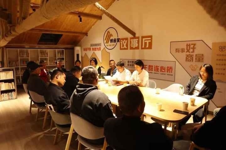 △浙江金華武義縣后陳村“鄰舍家”協(xié)商議事會(huì)討論舊村改造事宜。