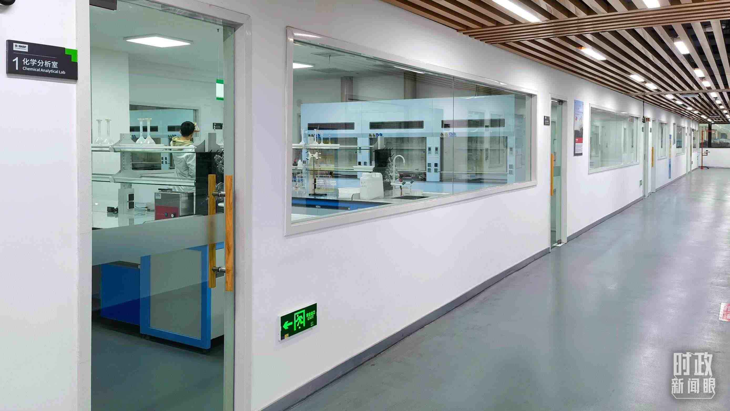 △巴斯夫杉杉電池材料有限公司化學分析室。（總臺央視記者石丞拍攝）