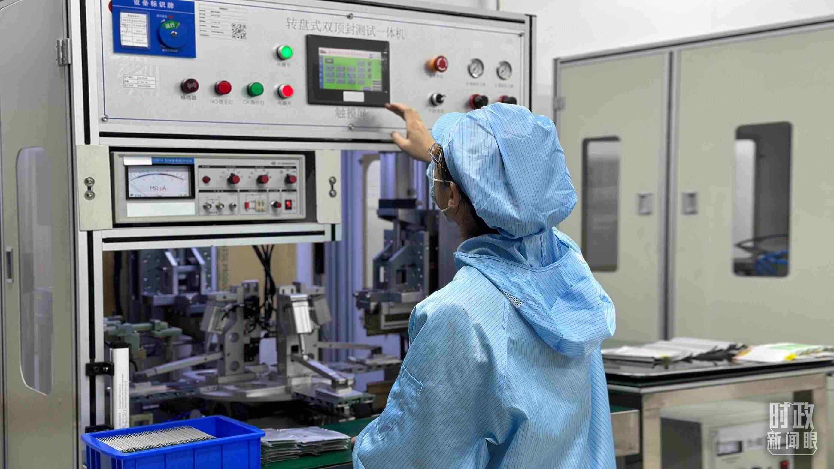△企業(yè)電池技術中心內，員工正在進行電池封裝。（總臺央視記者盧心雨拍攝）