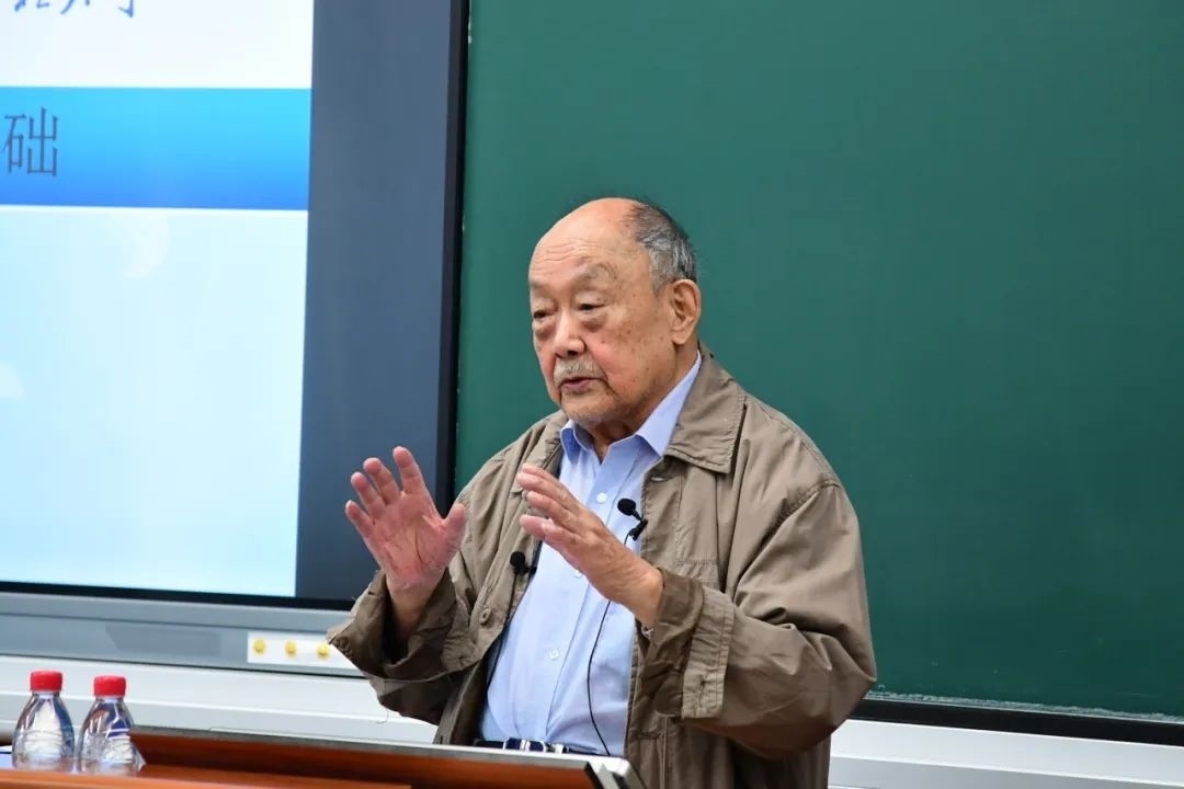 91歲的楊士莪院士“一站到底”為學生授課。哈爾濱工程大學供圖