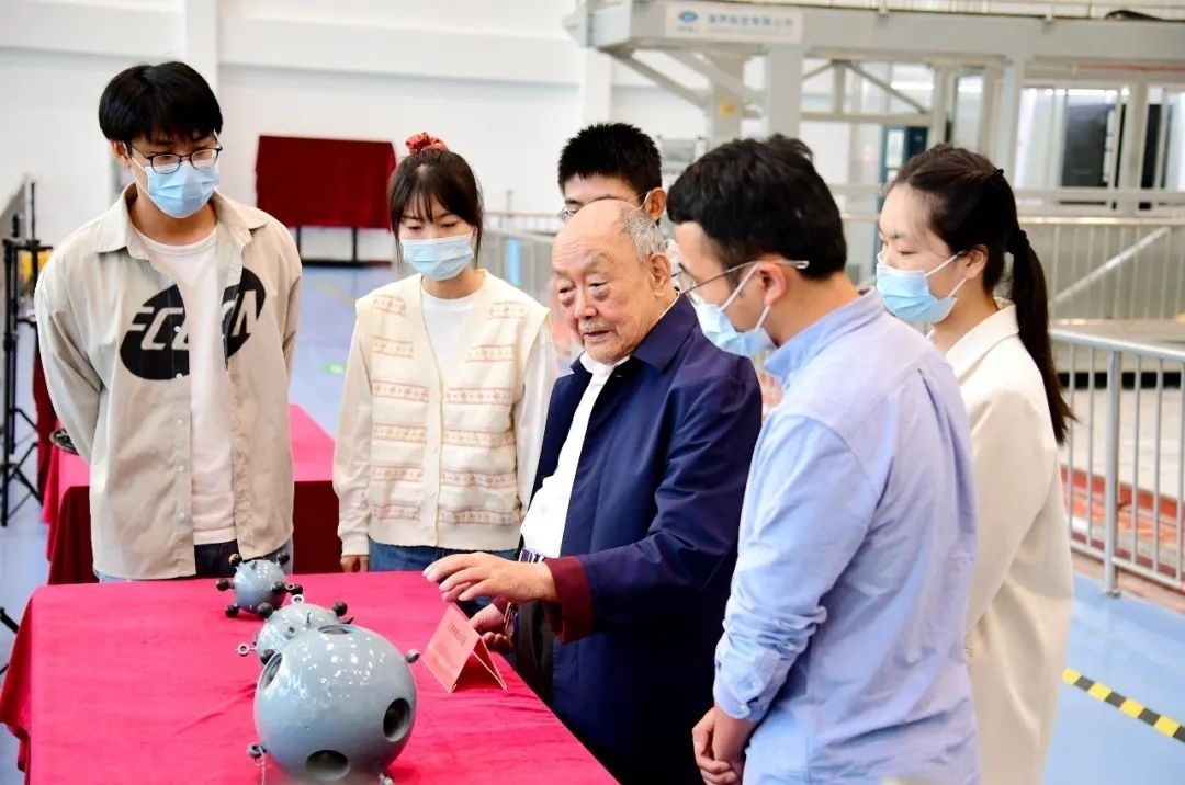 楊士莪院士在實驗室指導學生。哈爾濱工程大學供圖