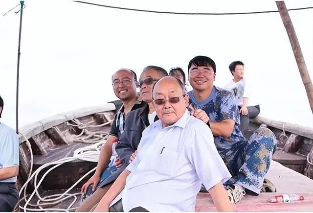 楊士莪院士參加海試。哈爾濱工程大學供圖