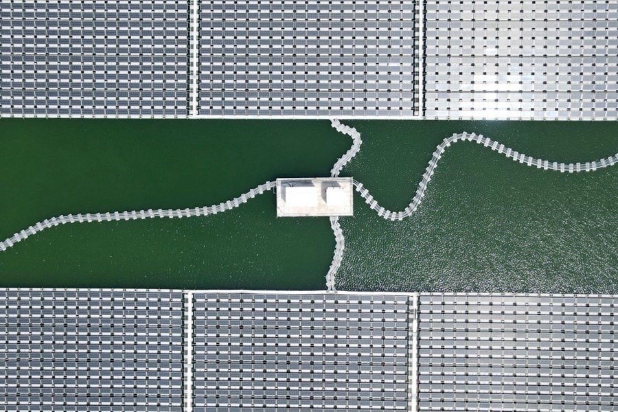2022年8月25日拍攝的潁上縣毛圩水上光伏電站（無(wú)人機(jī)照片）。近年來(lái)，安徽省阜陽(yáng)市潁上縣古城鎮(zhèn)積極推進(jìn)采煤沉陷區(qū)治理工作，將昔日的采煤沉陷區(qū)建設(shè)成水上光伏電站，既減少占用土地面積，又能生產(chǎn)清潔能源。