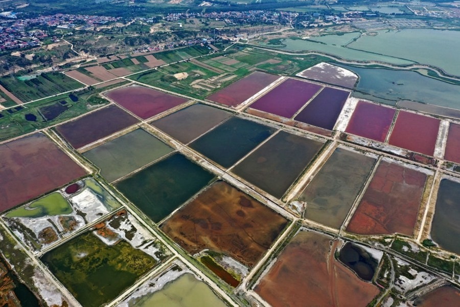 這是2023年7月11日拍攝的山西運(yùn)城鹽湖一角（無(wú)人機(jī)照片）。按照“生態(tài)優(yōu)先、保護(hù)為主、適度開(kāi)發(fā)”的原則，2020年9月，運(yùn)城市全面停止鹽湖范圍內(nèi)的工業(yè)生產(chǎn)活動(dòng)。近年來(lái)，千年鹽湖正在向生態(tài)保護(hù)、風(fēng)貌重塑、產(chǎn)業(yè)轉(zhuǎn)型、全域旅游的“綠色發(fā)展”轉(zhuǎn)變。