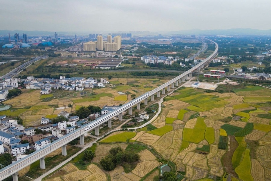 2021年10月14日，聯(lián)調(diào)聯(lián)試列車經(jīng)過(guò)贛深高鐵信豐特大橋（無(wú)人機(jī)照片）。2021年12月10日，連通贛南革命老區(qū)與深圳經(jīng)濟(jì)特區(qū)的贛深高鐵正式開(kāi)通運(yùn)營(yíng)，江西與粵港澳大灣區(qū)間形成快速客運(yùn)通道。