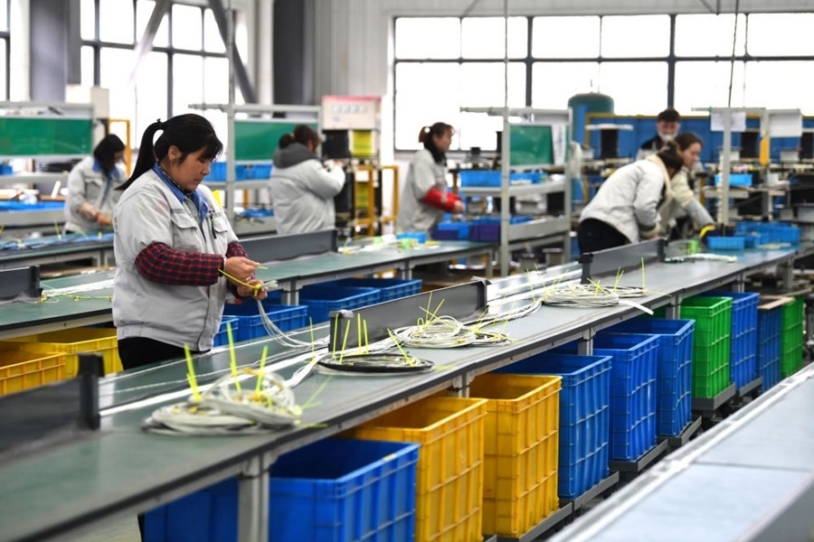 2022年2月16日，工作人員在安徽省滁州市汊河軌道交通裝備產(chǎn)業(yè)園的一家軌道交通裝備企業(yè)生產(chǎn)線上忙碌。安徽省滁州市來(lái)安縣汊河鎮(zhèn)地處皖蘇交界，緊鄰南京市江北新區(qū)。近年來(lái)，來(lái)安縣成為承接南京產(chǎn)業(yè)轉(zhuǎn)移的前沿陣地，汊河這個(gè)曾經(jīng)的傳統(tǒng)農(nóng)業(yè)小鎮(zhèn)緊抓機(jī)遇，開(kāi)始深度融入長(zhǎng)三角，參與產(chǎn)業(yè)協(xié)作分工。產(chǎn)業(yè)園吸引了越來(lái)越多長(zhǎng)三角地區(qū)軌道交通企業(yè)入駐，形成了鐵路客車、城際軌道零部件研發(fā)、生產(chǎn)、銷售的產(chǎn)業(yè)集群。