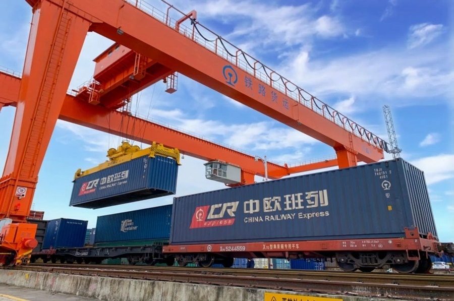 2022年4月29日，在鐵路合肥北站物流基地集裝箱作業(yè)區(qū)，龍門吊吊裝準(zhǔn)備發(fā)運(yùn)的中歐班列集裝箱。