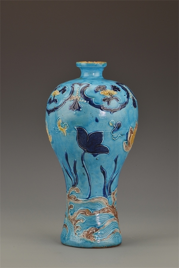 一號(hào)沉船出水的琺華彩蓮紋梅瓶。中國(guó)文物報(bào)社供圖