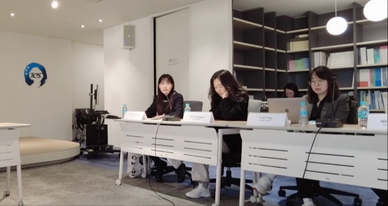 記者（左一）在交流活動(dòng)上，以加強(qiáng)中日韓三國(guó)經(jīng)濟(jì)合作、增進(jìn)三國(guó)民眾相互理解為主題發(fā)表演講。權(quán)小星攝