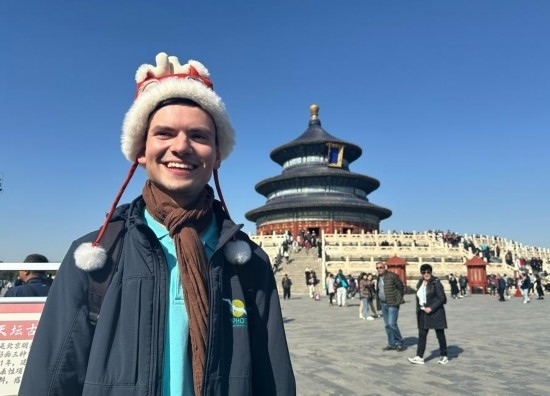 3月20日，德國游客馬克西米利安在北京天壇公園參觀游覽。新華社記者 楊淑君 攝