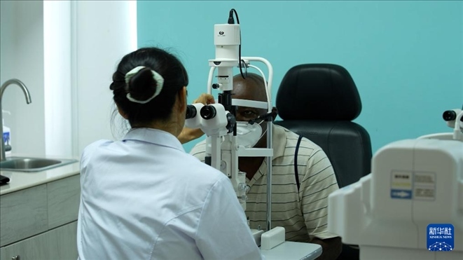 3月4日，在多米尼克羅索的中多友誼醫(yī)院眼科中心，援多醫(yī)療隊(duì)成員、南方醫(yī)科大學(xué)第三附屬醫(yī)院眼科主治醫(yī)師魯志卿為病人做檢查。新華社記者 王朝 攝