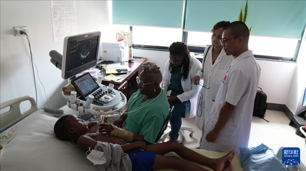 3月4日，在多米尼克羅索的中多友誼醫(yī)院，援多醫(yī)療隊(duì)成員、南方醫(yī)科大學(xué)第五附屬醫(yī)院心血管內(nèi)科主治醫(yī)師駱志鵬與當(dāng)?shù)蒯t(yī)生共同診療。新華社記者 王朝 攝