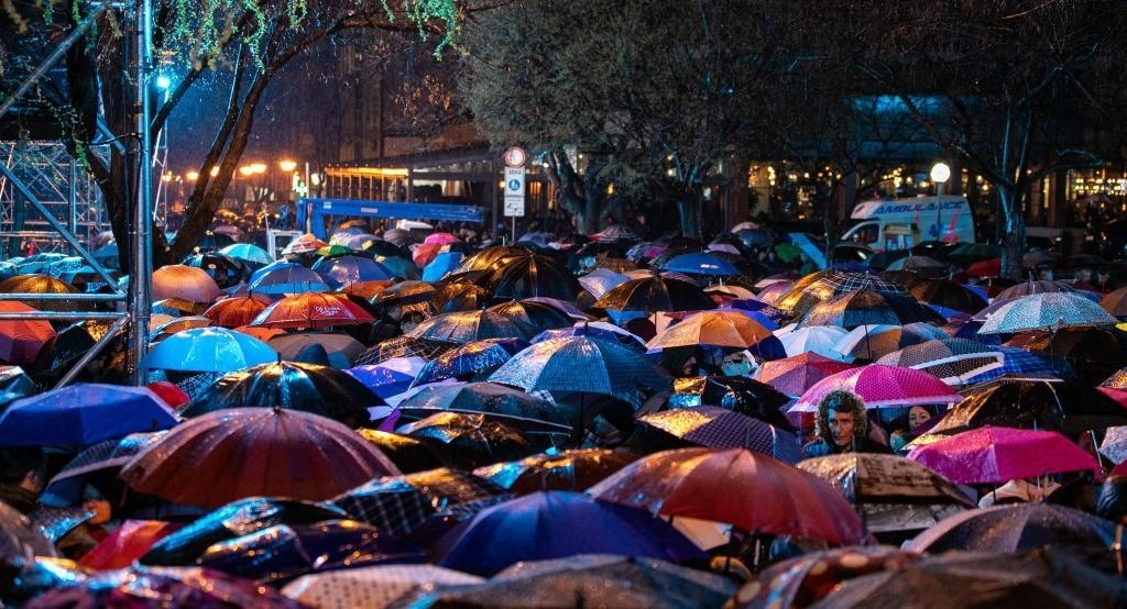 3月24日，在塞爾維亞南部城市普羅庫(kù)普列，人們參加北約轟炸南聯(lián)盟遇難者悼念儀式。新華社發(fā)（王韡攝）