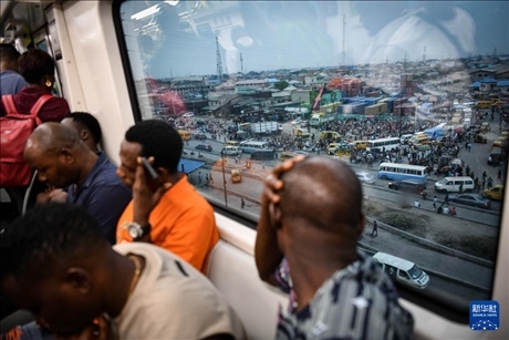 2月28日，在尼日利亞拉各斯，人們乘坐輕軌藍線列車。新華社記者 韓旭 攝