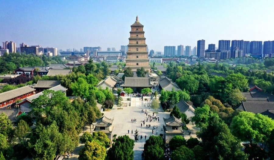  這是2023年4月19日拍攝的西安大雁塔（無人機(jī)照片）。2014年6月，由中國、哈薩克斯坦和吉爾吉斯斯坦三國聯(lián)合申報(bào)的“絲綢之路：長(zhǎng)安-天山廊道的路網(wǎng)”成功列入《世界遺產(chǎn)名錄》,成為世界上第一個(gè)以聯(lián)合申報(bào)的形式成功列入世界遺產(chǎn)名錄的絲綢之路項(xiàng)目，也是聯(lián)合國教科文組織確定的絲綢之路54個(gè)廊道中第一個(gè)成功申遺的項(xiàng)目。新華社記者 劉瀟 攝