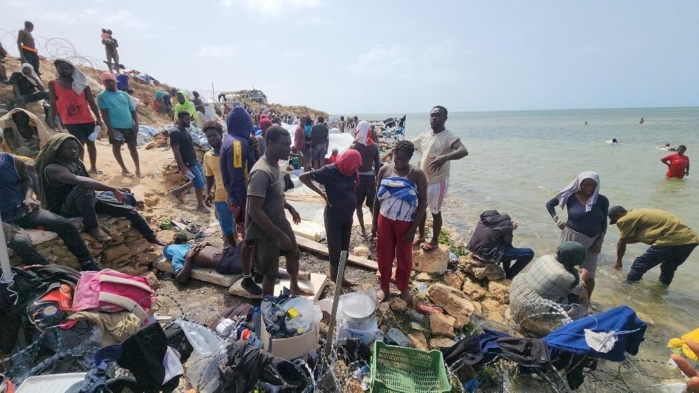 2023年7月26日，在突尼斯與利比亞邊境的艾季迪爾角，眾多移民滯留在地中海海岸邊。新華社發(fā)（哈姆扎·圖爾基亞攝）