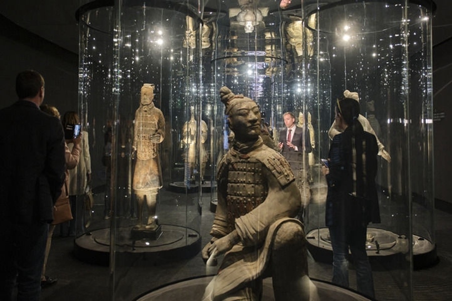  2023年3月28日，觀眾在西班牙阿利坎特參觀“中國秦漢文明的遺產(chǎn)”展覽。新華社記者 孟鼎博 攝
