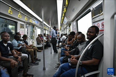 2月28日，在尼日利亞拉各斯，人們乘坐輕軌藍線列車。新華社記者 韓旭 攝