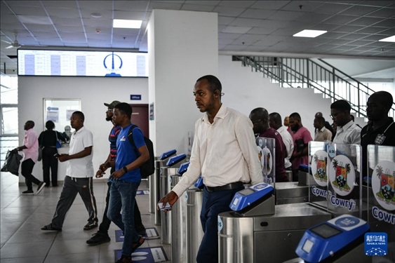 2月28日，在尼日利亞拉各斯，人們在輕軌藍線碼頭站刷卡出站。新華社記者 韓旭 攝