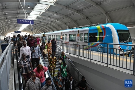 2月28日，在尼日利亞拉各斯，人們在輕軌藍線碼頭站下車出站。新華社記者 韓旭 攝