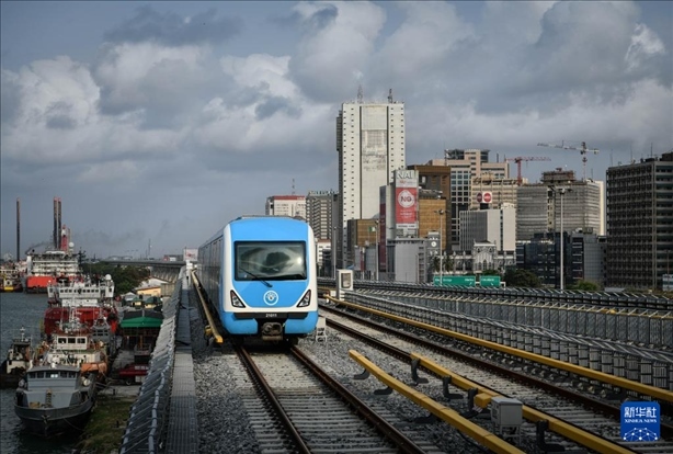 這是2月28日在尼日利亞拉各斯拍攝的一列輕軌藍線列車。新華社記者 韓旭 攝