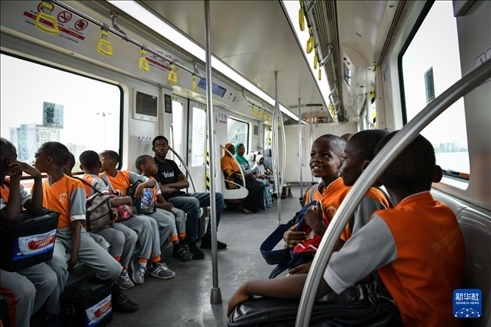 2月28日，在尼日利亞拉各斯，一所小學(xué)的學(xué)生們體驗乘坐輕軌藍線列車。新華社記者 韓旭 攝