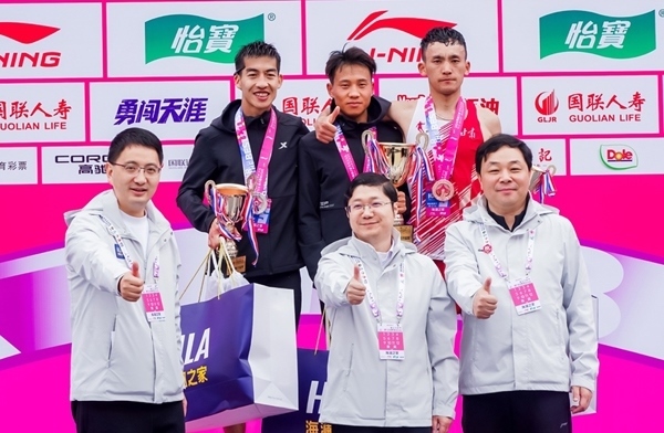 無錫市人民政府副秘書長顧文龍，無錫市體育局黨組書記、副局長楊宇華，海瀾集團黨委副書記、副總裁江南共同為全國馬拉松錦標賽（第一站）男子組前3名頒獎。受訪者供圖