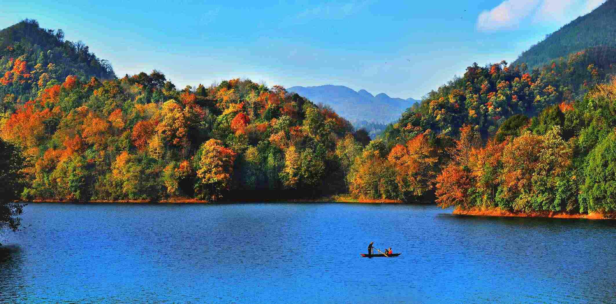 百里杜鵑湖好風(fēng)光。羅冠宇 攝