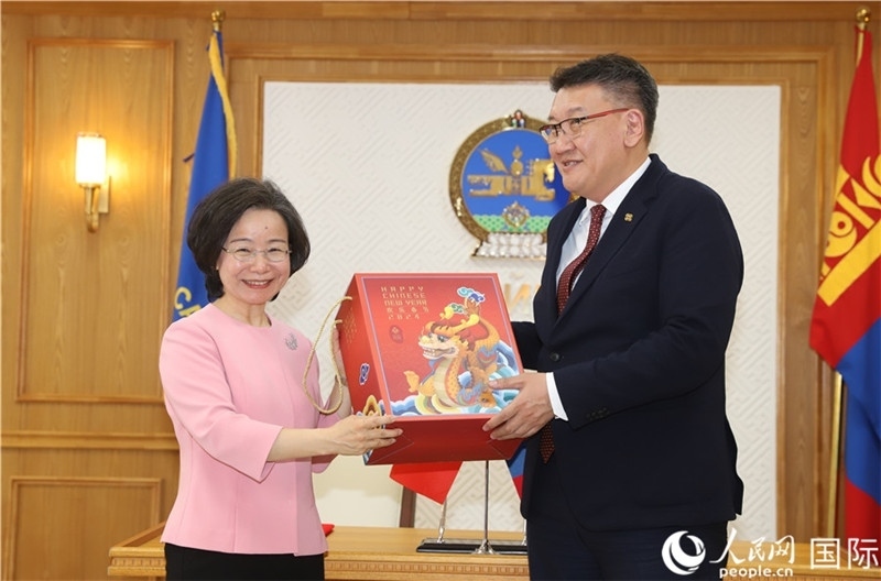 沈大使向扎布赫楞部長贈送吉祥龍。人民網(wǎng)記者 霍文攝