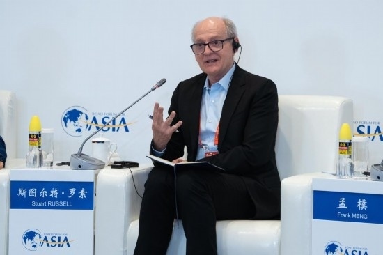 3月27日，《人工智能：現(xiàn)代方法》作者、加州大學(xué)伯克利分校計(jì)算機(jī)科學(xué)系教授斯圖爾特·羅素在分論壇上發(fā)言。新華社記者 曹夢(mèng)瑤 攝