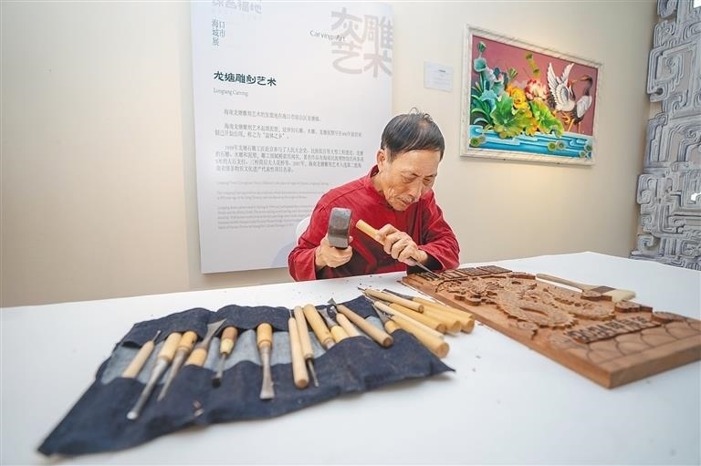 △2024年3月25日，在博鰲東嶼島文化公園?？诔鞘姓宫F(xiàn)場，非遺傳承人展演龍?zhí)恋窨趟囆g(shù)。