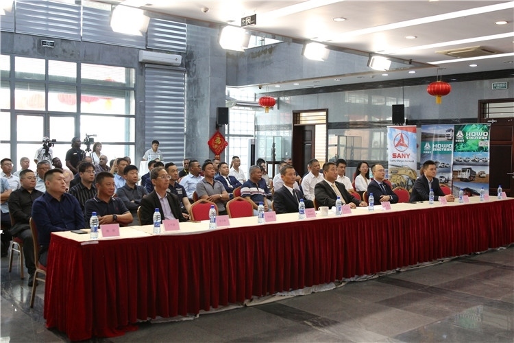 當?shù)貢r間3月26日下午，中國品牌重型機械、載重車輛宣傳推介會在中國駐蘇里南大使館舉行。圖為宣介會現(xiàn)場。中國駐蘇里南大使館供圖