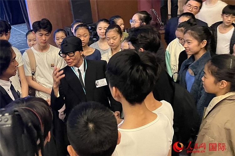 松山芭蕾舞團總代表清水哲太郎與中央芭蕾舞團舞蹈學(xué)校的學(xué)生們交流。人民網(wǎng)記者 張麗婭攝