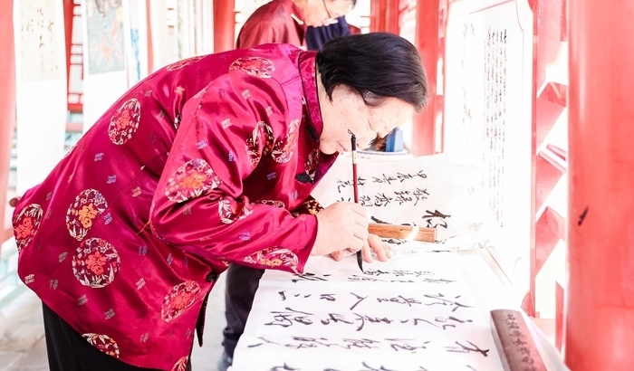 杏花節(jié)書畫展上書法家現(xiàn)場創(chuàng)作。受訪方供圖