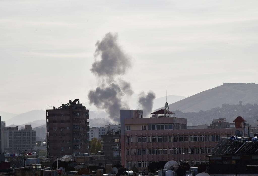 這是4月1日在敘利亞首都大馬士革拍攝的爆炸后升起的濃煙。新華社發(fā)（阿瑪爾攝）