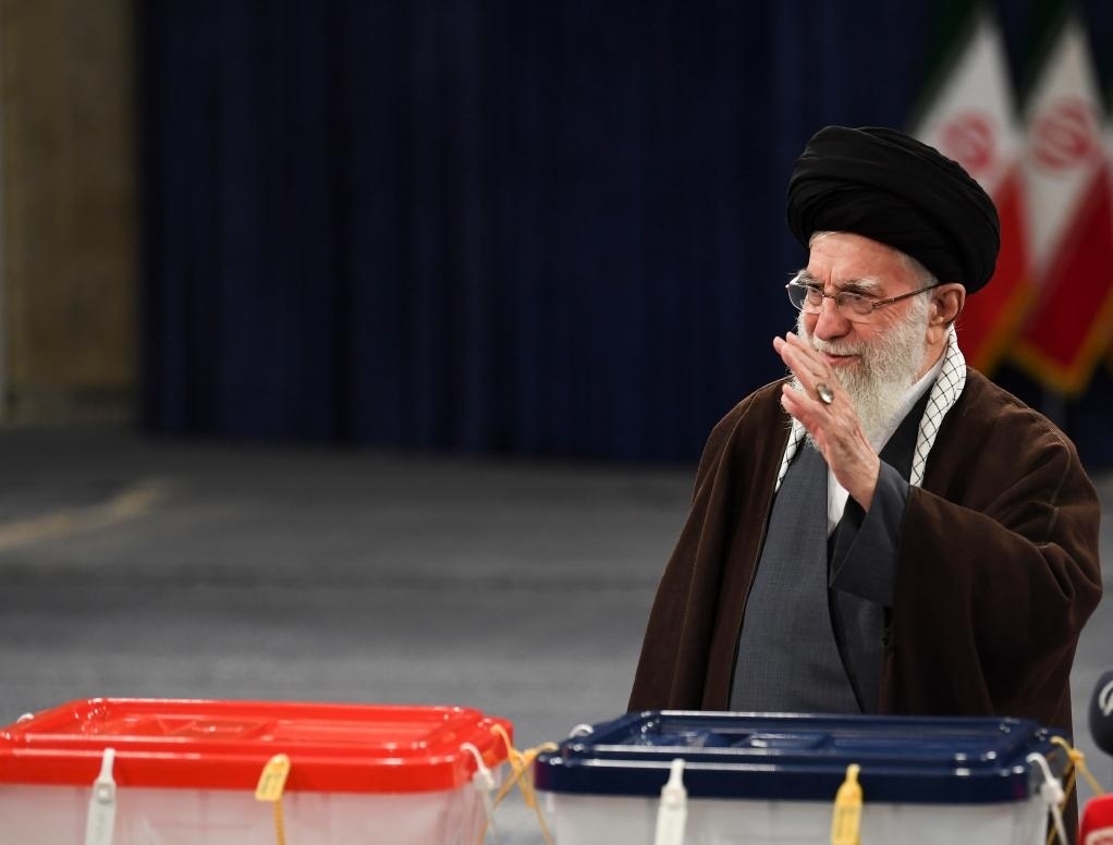 3月1日，在伊朗首都德黑蘭，伊朗最高領(lǐng)袖哈梅內(nèi)伊在設(shè)于領(lǐng)袖府內(nèi)的投票站投票。新華社記者沙達(dá)提攝