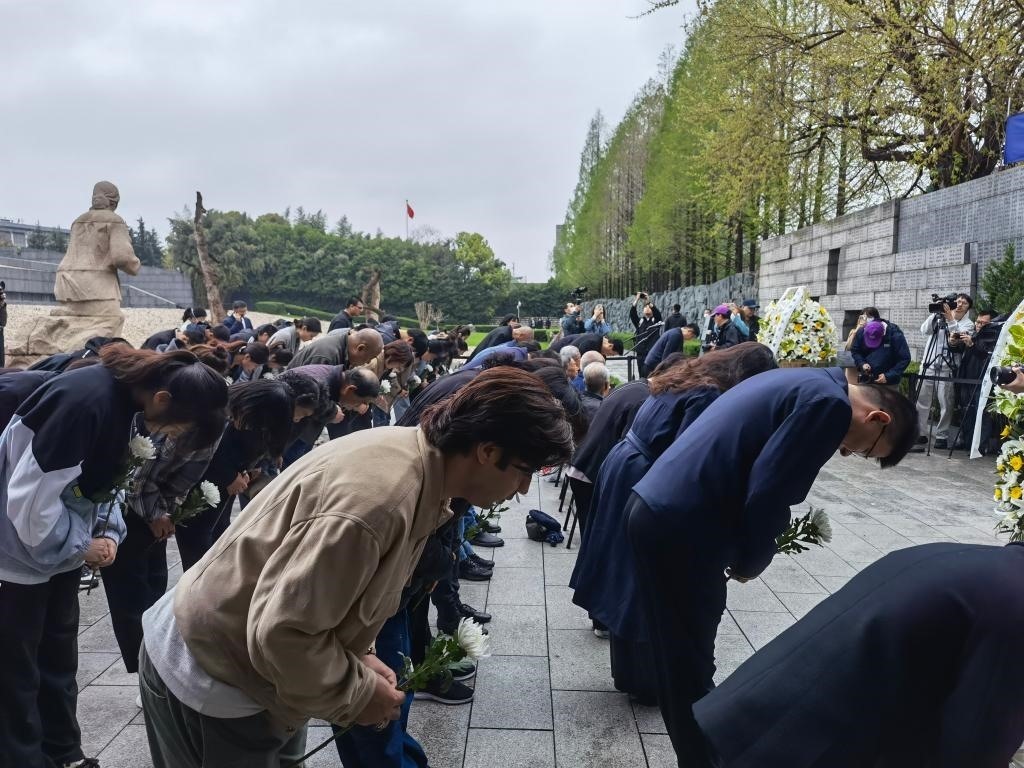 人們面向“哭墻”鞠躬。新華社記者邱冰清 攝