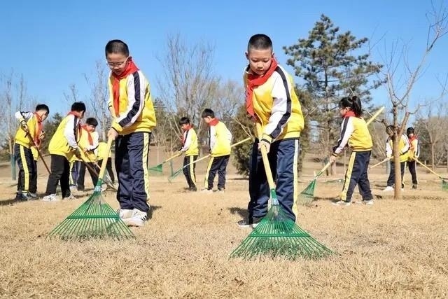 △2024年3月12日，北京城市綠心森林公園，參加植樹節(jié)主題活動(dòng)的學(xué)生們學(xué)習(xí)義務(wù)植樹知識(shí)，并進(jìn)行現(xiàn)場(chǎng)撫育管護(hù)。