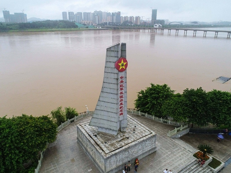 這是位于江西省于都縣的中央紅軍長(zhǎng)征出發(fā)紀(jì)念碑。