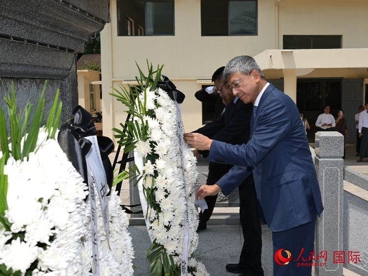 陳海大使向中國(guó)遠(yuǎn)征軍紀(jì)念碑敬獻(xiàn)花籃。人民網(wǎng)記者 謝佳君攝