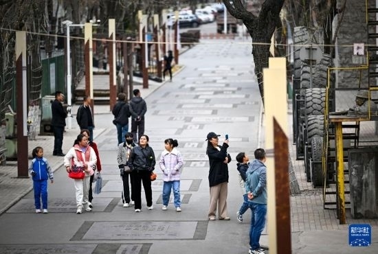 4月5日，游客在寧夏石嘴山市大武口洗煤廠工業(yè)遺址公園游覽。新華社記者 馮開華 攝
