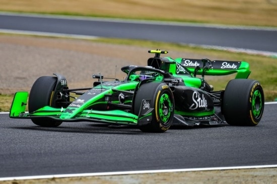 4月5日，索伯車隊中國車手周冠宇在練習(xí)賽中。新華社記者 張笑宇 攝