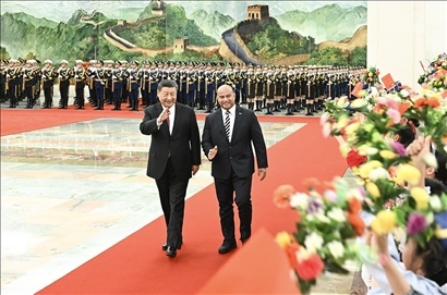 △2024年3月25日，習(xí)近平主席在北京人民大會(huì)堂同來(lái)華進(jìn)行國(guó)事訪問(wèn)的瑙魯總統(tǒng)阿迪昂舉行會(huì)談。這是會(huì)談前，習(xí)近平主席在人民大會(huì)堂北大廳為阿迪昂總統(tǒng)舉行歡迎儀式。