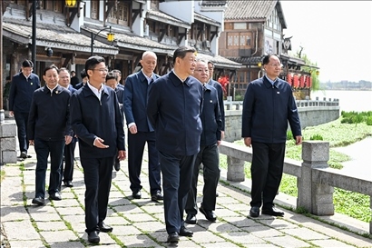 △2024年3月18日至21日，習(xí)近平總書(shū)記在湖南考察。這是19日上午，總書(shū)記在常德河街考察。