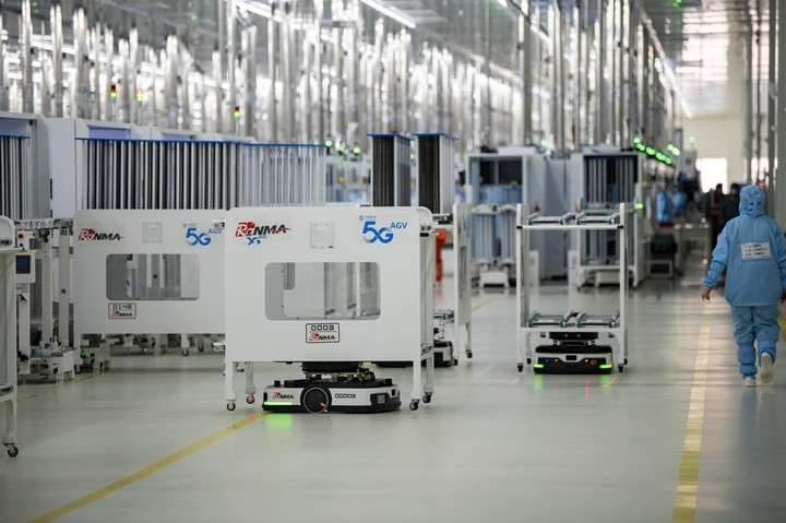 2024年1月10日，在位于浙江省金華市金義新區(qū)的潤馬光能集團(tuán)金華工廠智能化生產(chǎn)車間里，AGV（自動(dòng)導(dǎo)引運(yùn)輸）小車忙碌穿梭在生產(chǎn)單元之間。圖源新華社