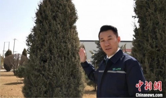 圖為王佐向記者介紹自己的新能源綠電廠區(qū)。白先森 攝
