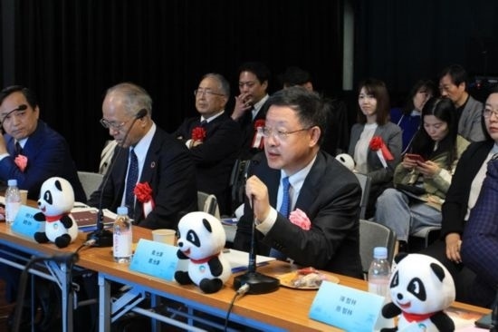 圖為四川省文化和旅游廳廳長(zhǎng)戴允康向日本友人介紹四川旅游資源。（中國(guó)駐東京旅游辦事處供圖）