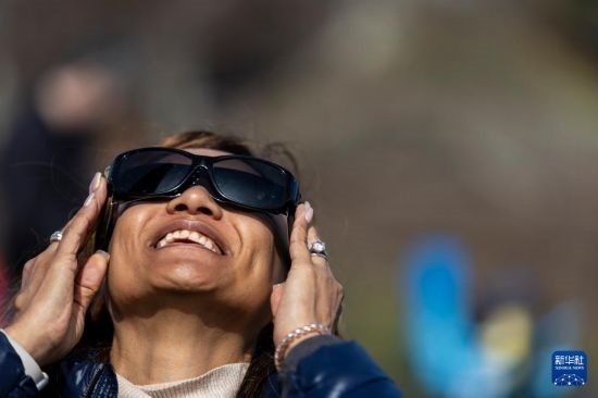 4月8日，一名女子在美國紐約州普拉茨堡觀看日食。新華社發(fā)（文森特·約翰遜攝）