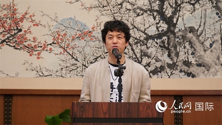 影片導(dǎo)演竹內(nèi)亮致辭。人民網(wǎng) 蔣曉辰攝