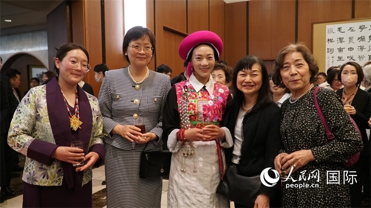 來賓與茨姆等人熱烈交流并合影留念。人民網(wǎng) 蔣曉辰攝